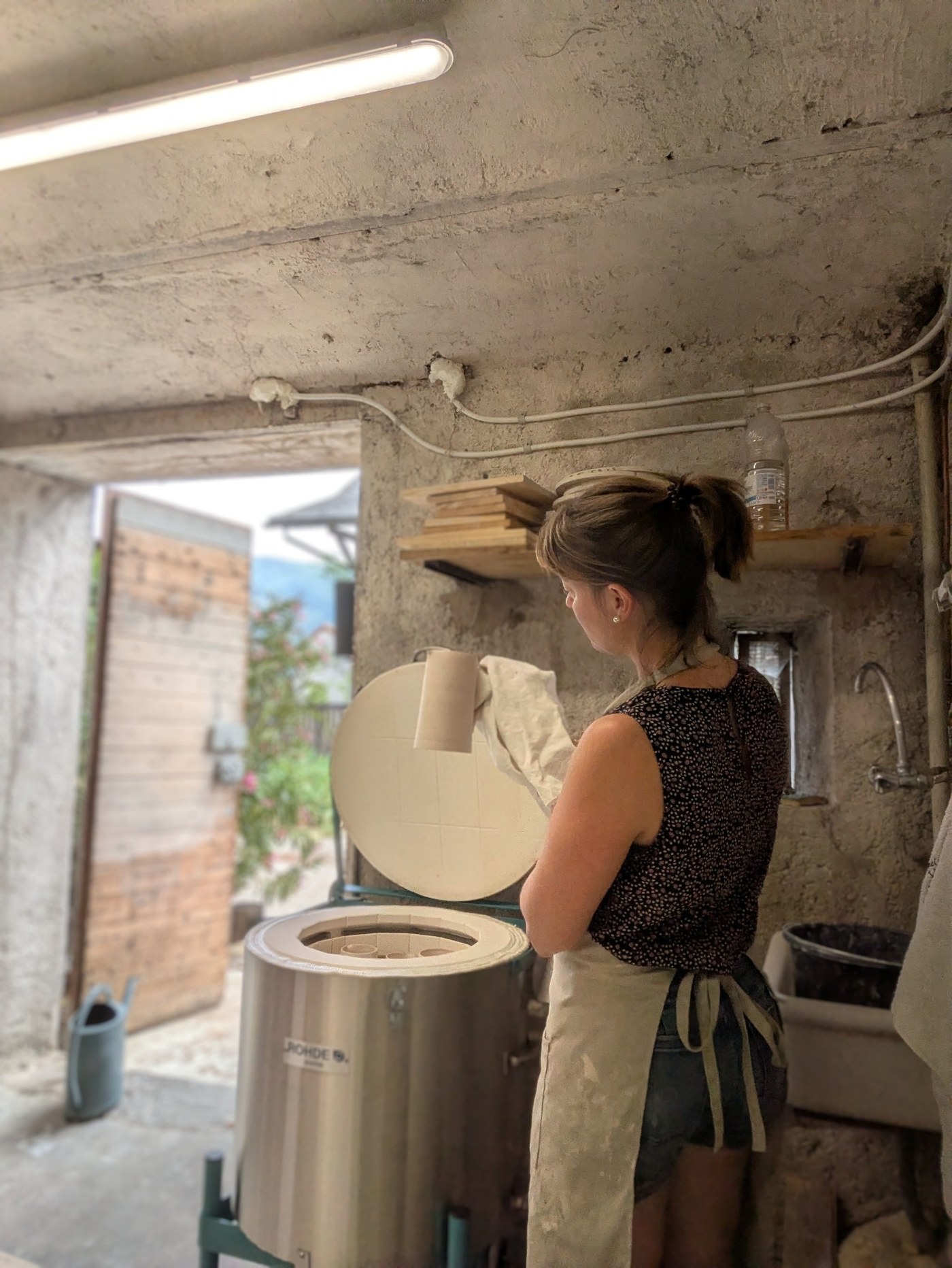 Caroline Roux dans son atelier de céramique en Savoie