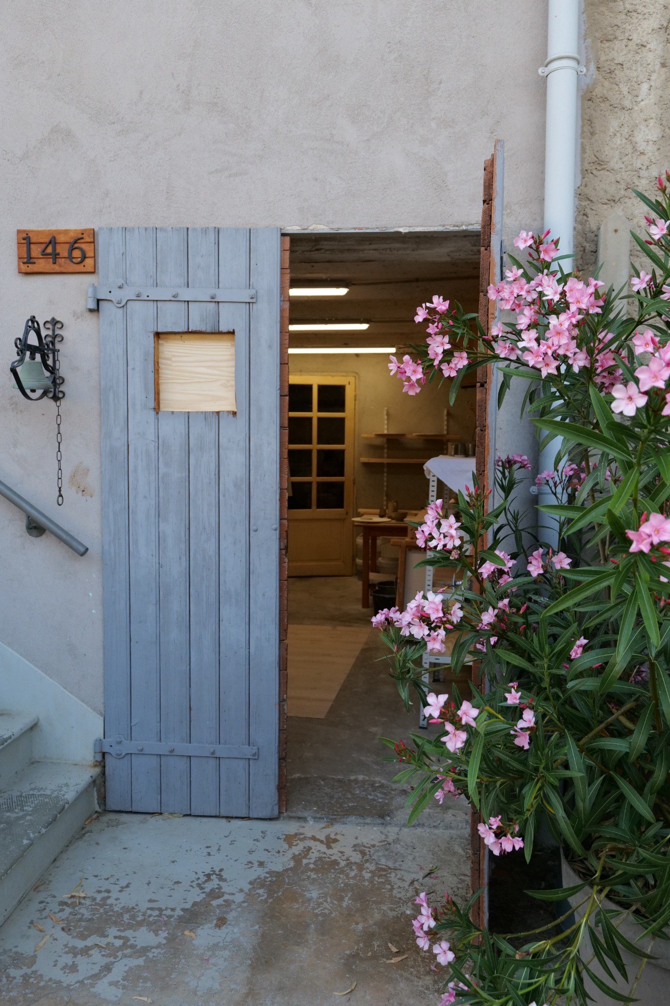 Entrée de l’atelier Caroline Roux à Saint-Baldoph