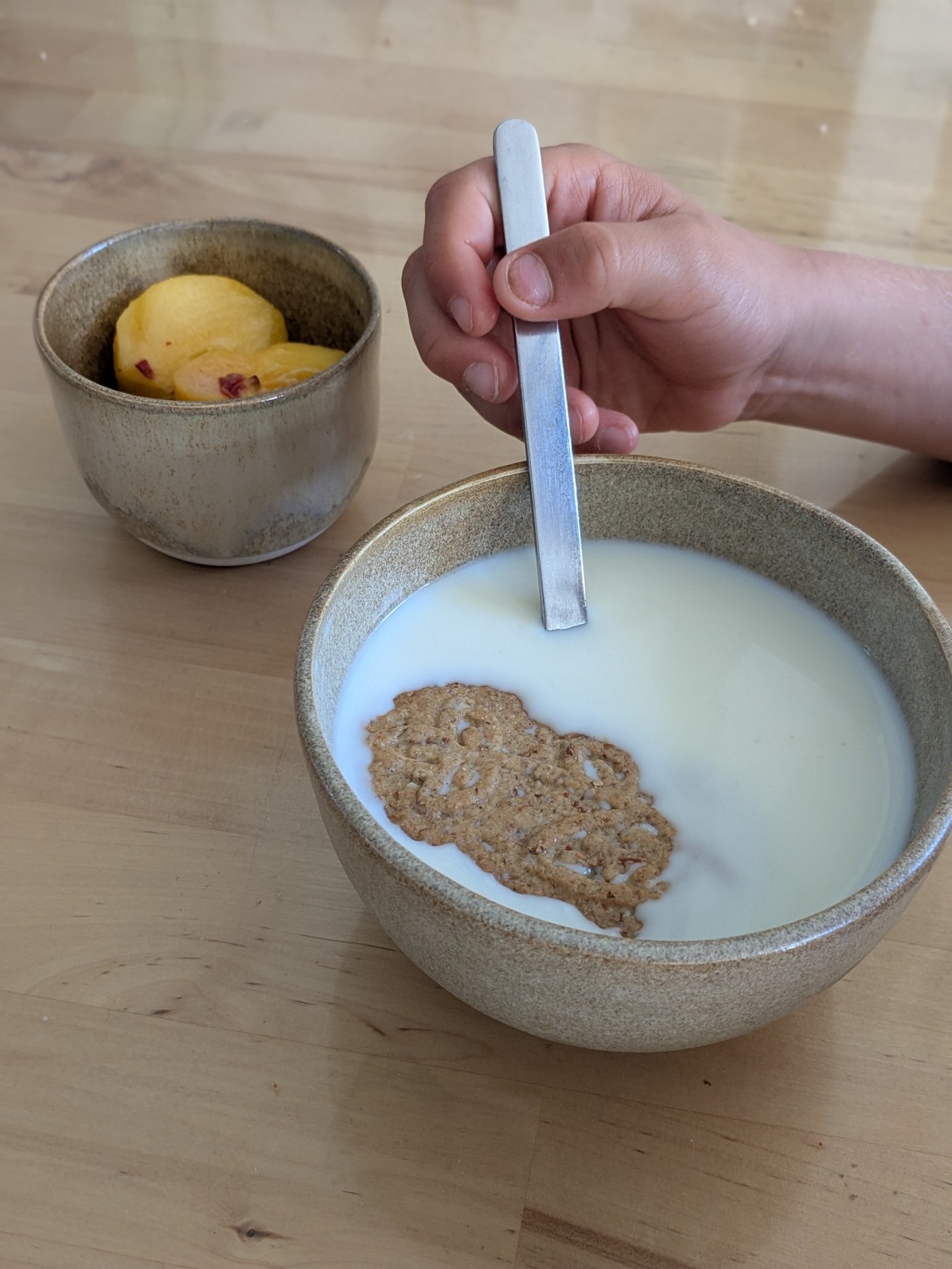 Bol en céramique mis en scène au petit-déjeuner