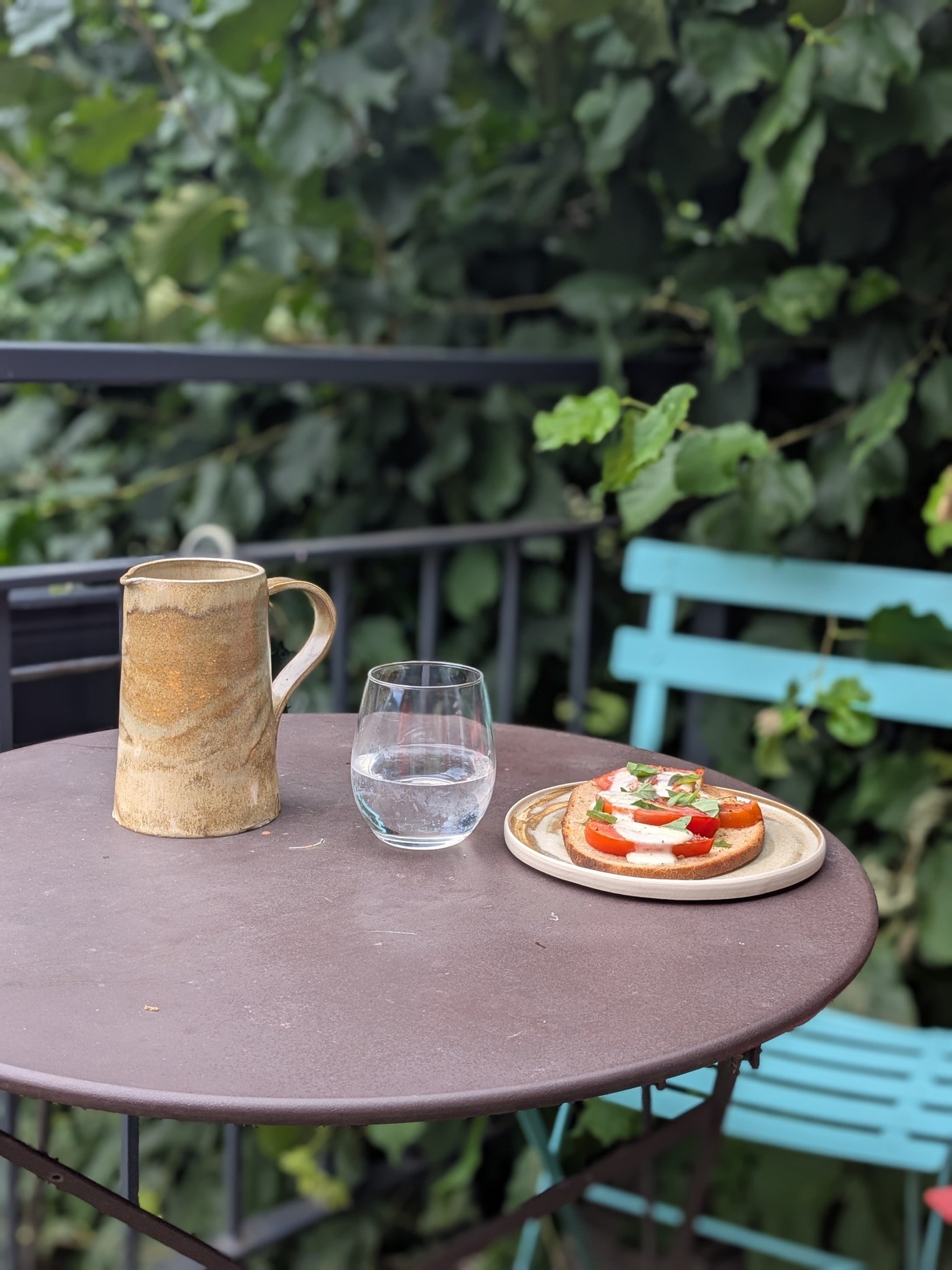 Pichet et assiette en céramique sur une terrasse