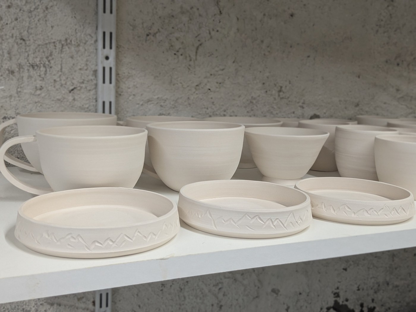Tasses et plats en céramique avant cuisson